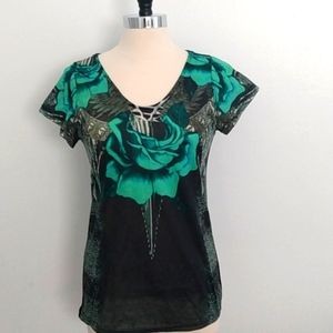 Top sz. Xl blk/ grn color roses & constellations short sleeve scoop neck